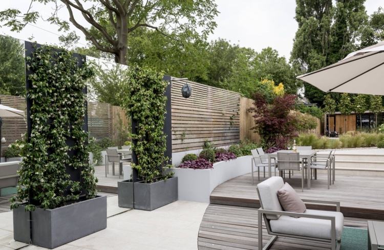 Popínavé rastliny jazmínu v betónových vyvýšených záhonoch