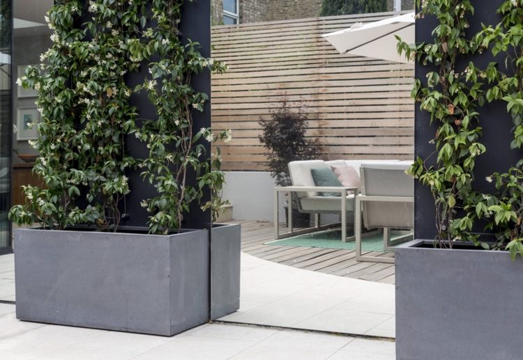 veľké zrkadlá robia úzku záhradu širšou