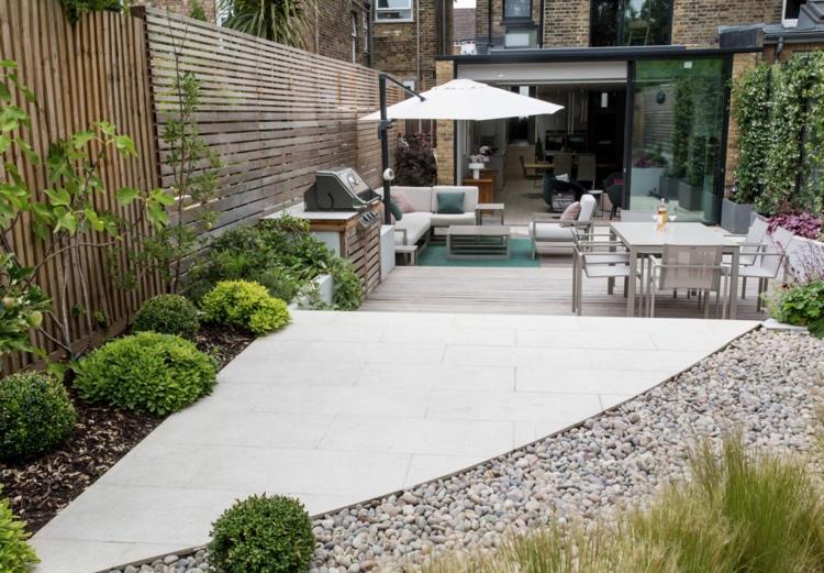 vytvorte dlhú úzku záhradu s terasovým grilom a jedálenským kútom