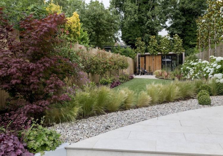 návrh dlhej úzkej záhrady so štrkom a okrasnými trávami