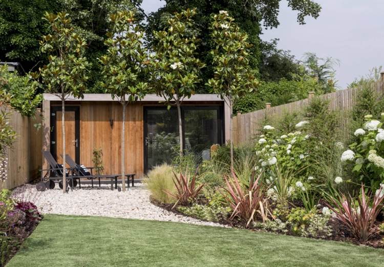 Fitness štúdio s ležadlami na konci dlhej záhrady