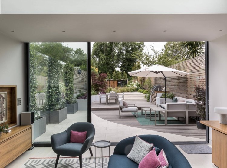 záhradný dizajn dlhý úzky výhľad do záhrady z obývačky na terasu