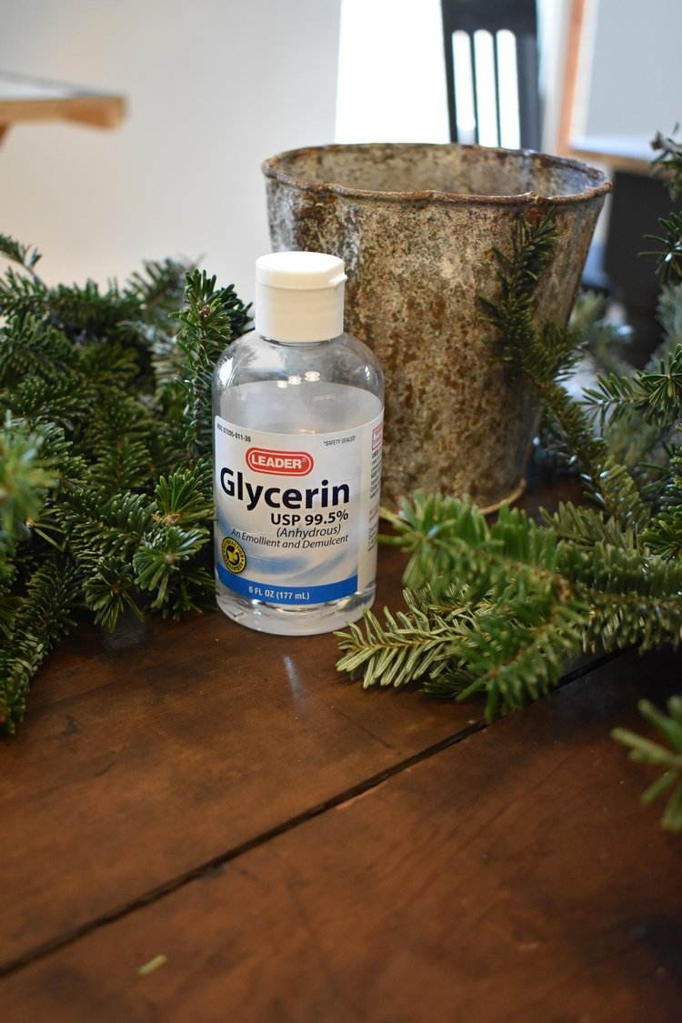 Jedľové vetvy s glycerínom udržujú vodu dlhšie čerstvú