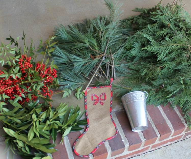 čerstvo narezané jedľové vetvy robia vaše vlastné vianočné dekorácie, ktoré udržujú jedľu zelenú