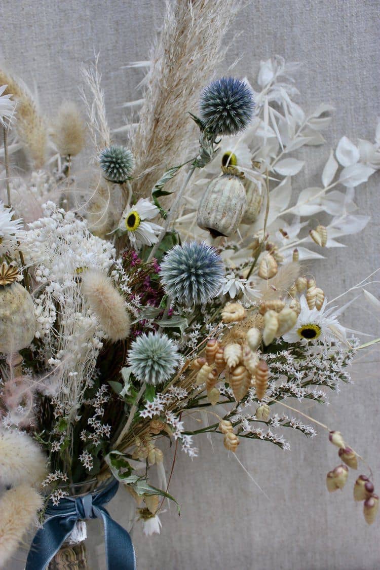 Kytica zo sušených kvetov s bodliakmi