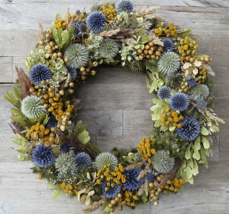 Kvetinový veniec ako ozdoba na dvere alebo stôl s bodliakmi