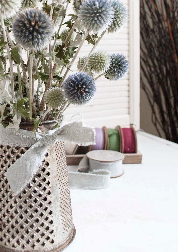 Upcycling nápad bodliaková kytica usporiadaná v starom kuchynskom strúhadle