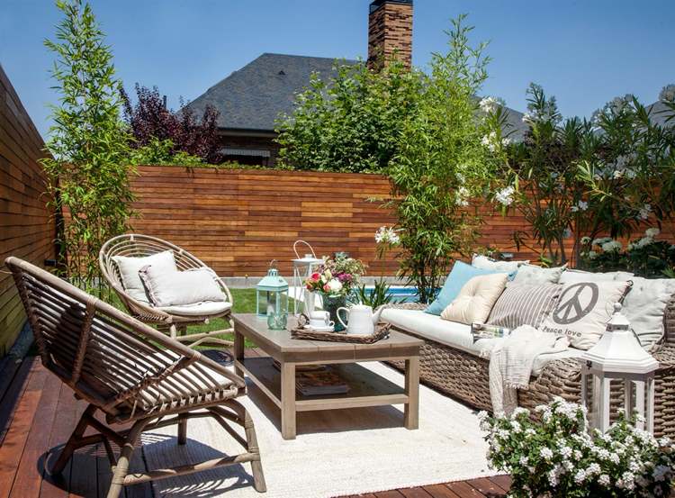 veľká terasa s rastlinami tvorí bambus medzi bazénom a posedením