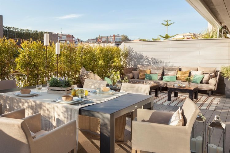 veľká terasa ponúka pohodlnú pohovku a jedálenský stôl pre niekoľko osôb