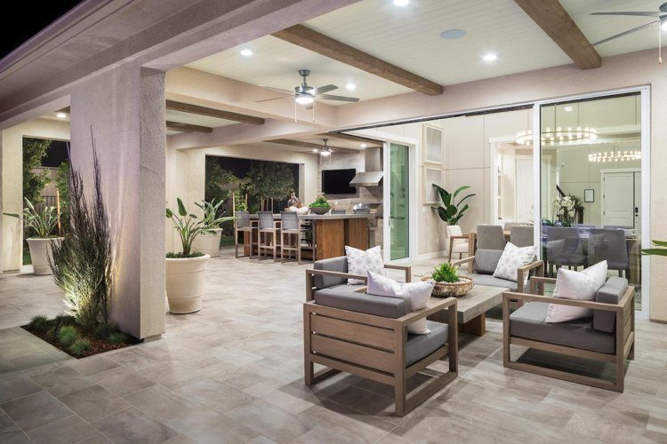 Zútulnite si veľkú terasu, vonkajšiu kuchyňu a priestor na posedenie