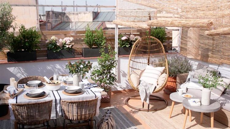 Závesná stolička s rámom ideálna na veľkú terasu