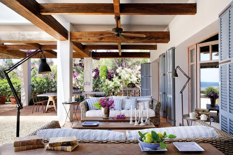 Ratanový záhradný nábytok a vintage dekorácie