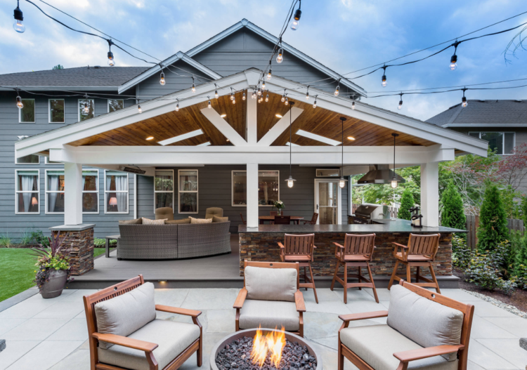 veľká terasa s mnohými rôznymi zónami - na jedenie, varenie, relaxáciu, zábavu