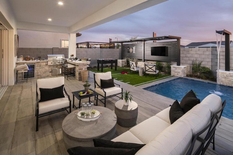 veľká krytá terasa s kuchyňou, bazénom a ihriskom