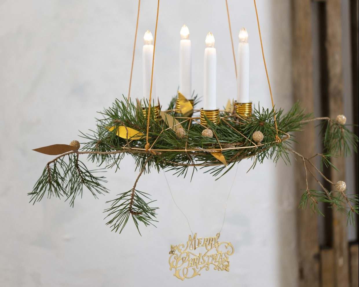 Moderný adventný veniec na zavesenie s kovovým krúžkom a smrekovými vetvami