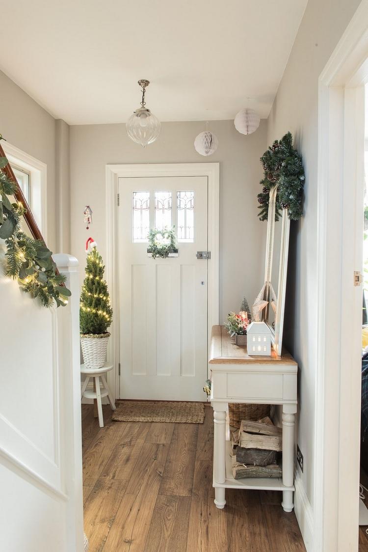 Vianočné ozdoby vo vstupnom priestore s množstvom zelene