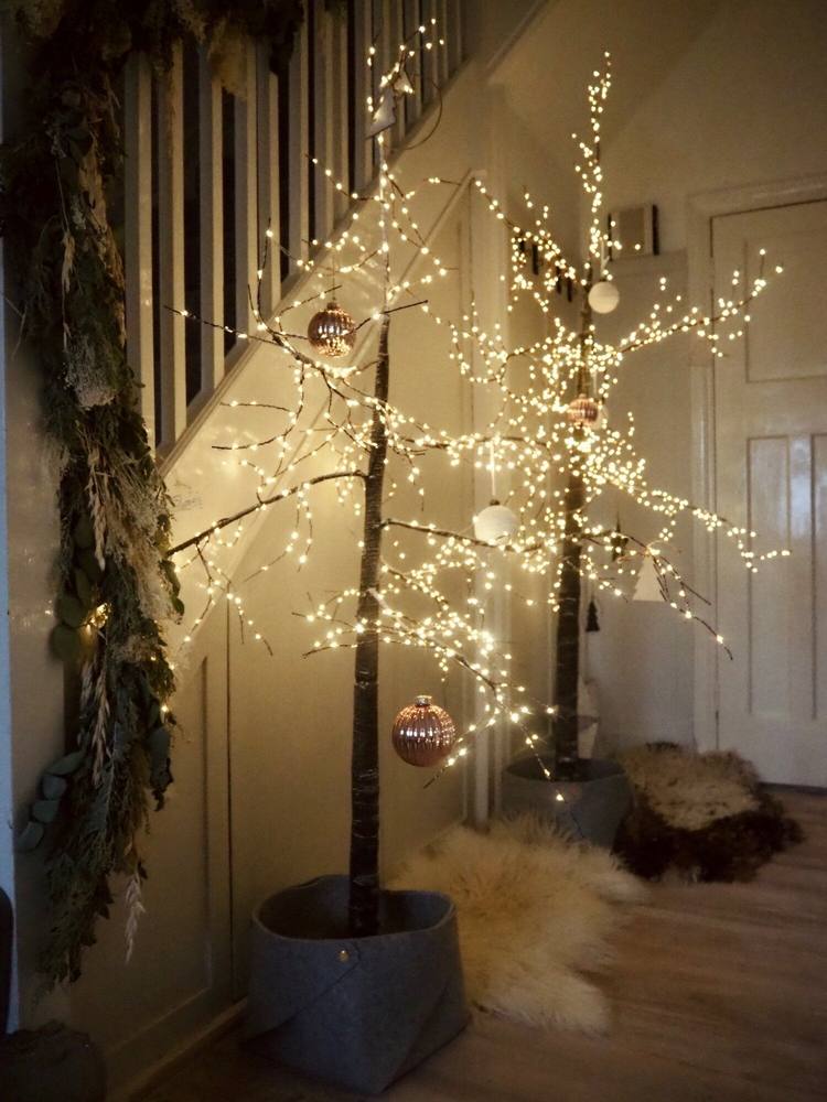 Svetelné stromy vo vstupnom priestore