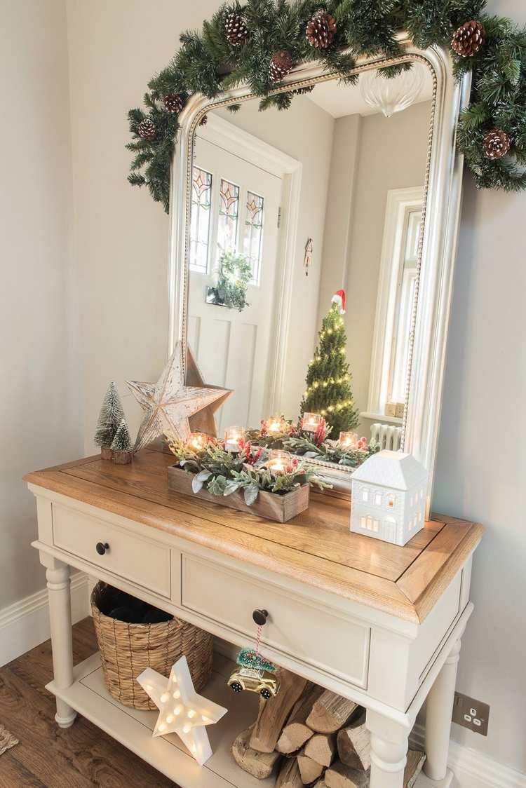 Vianočné ozdoby na komode a zrkadle na chodbe