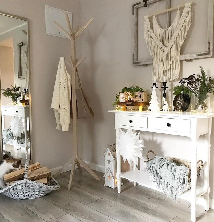 Vianočné dekorácie s nádychom boho na chodbe