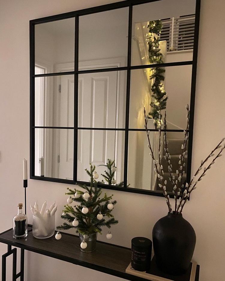 Škandinávska vianočná jednoduchá dekorácia na chodbe