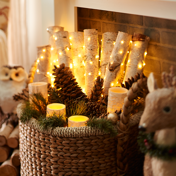 Šišky z brezových konárov a rozprávkové svetlá v prútenom košíku