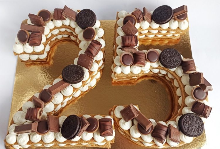 Upečte tortu s číslom s tortovým základom Medovik k vašim 25. narodeninám