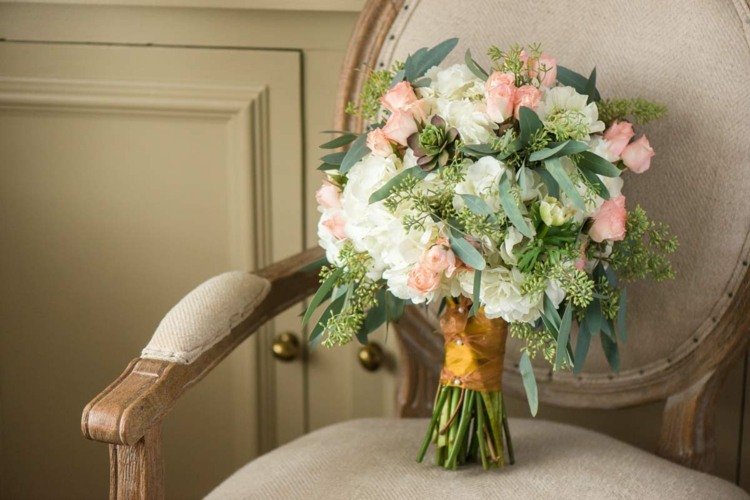 Svadobná kytica schne ako konzervácia, aby sa zabránilo plesni