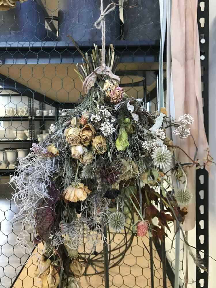 Svadobná kytica sušená na vzduchu ružami bodliakmi