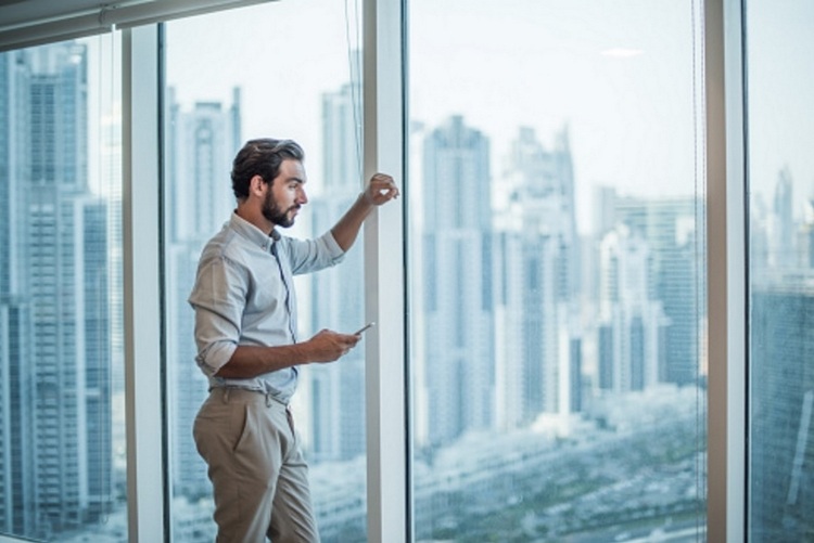 svetlo modrá košeľa zastrčená do béžových nohavíc business casual pánske oblečenie-tričko-svetlo modré-chino-nohavice-béžové