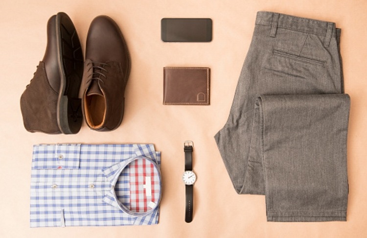 Skontrolujte košeľu, nohavice a šnurovacie topánky business casual outfit-pánska obuv-košeľa-látkové nohavice
