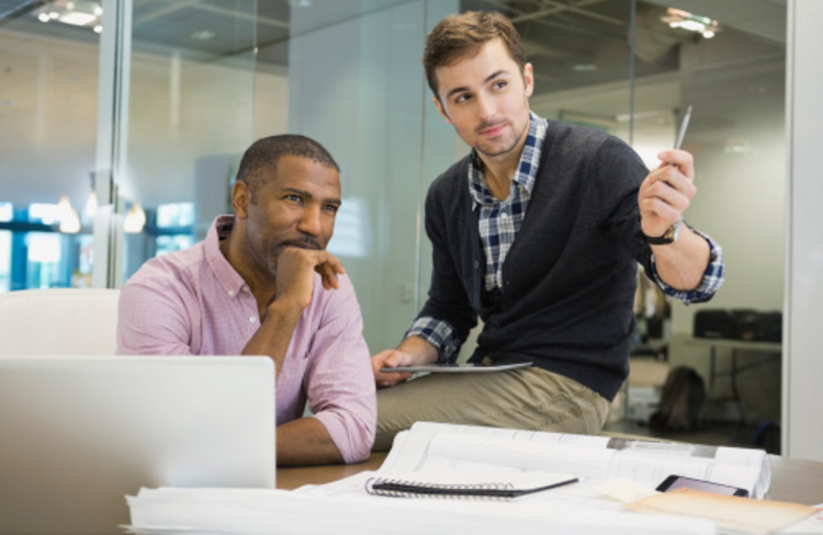 Károvaná košeľa a sveter s hlbokým výstrihom obchodné ležérne-pánske oblečenie-cardigan-kárované tričko-béžové nohavice