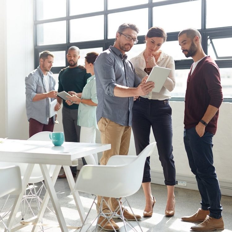 Chino a športové, elegantné košele sú povolené neformálne pánske oblečenie, gombíkové nohavice, svetre a gombíky