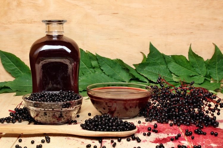 Recepty z bezov spracovávajúce šťavu z bobúľ pripravte sirup sami