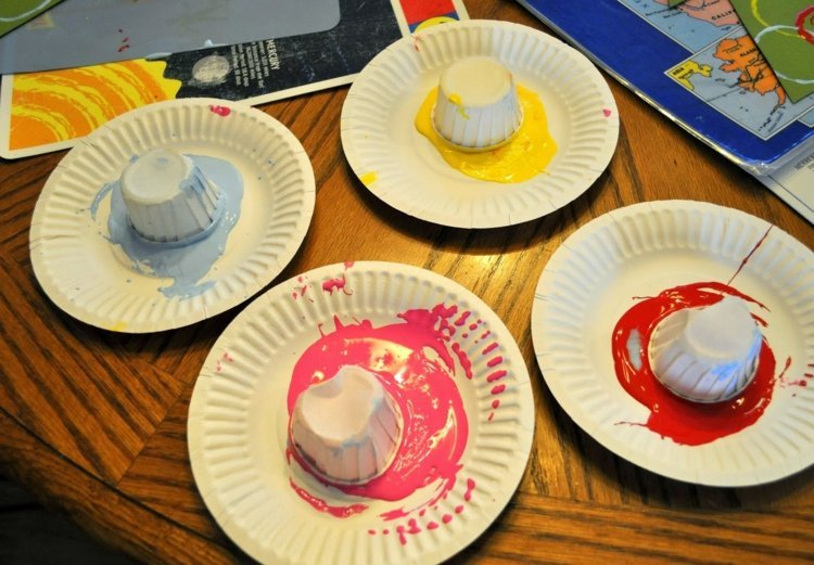 ručné práce s 3 -ročnými deťmi na pečiatky z papierového pohára na vianočný stromček