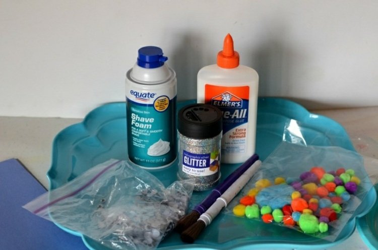 drotár s 3 -ročnými deťmi na vianočné vianočné pohľadnice jednoduché kutilské projekty pomaľujte penou na holenie