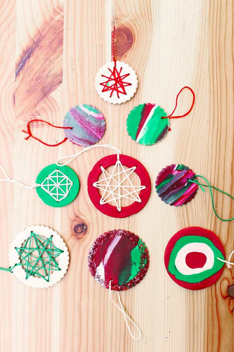 Ozdoba na vianočný stromček s 3 -ročnými deťmi na vianočné miesenie priadze z cesta