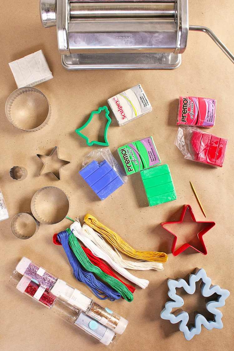 Drotár s 3 -ročnými deťmi na vianočné ozdoby hlinená modelovacia hmota na vykrajovanie koláčov, hviezdicová priadza