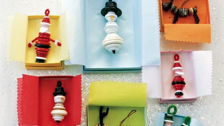 drotár s 3 -ročnými deťmi na vianočné ozdoby gombíky na darčeky