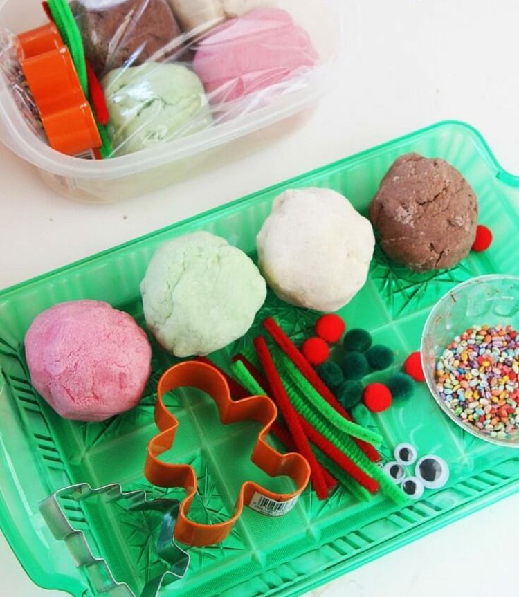 Vyrobte si na Vianoce plastelínu, s deťmi vystrihujte figúrky