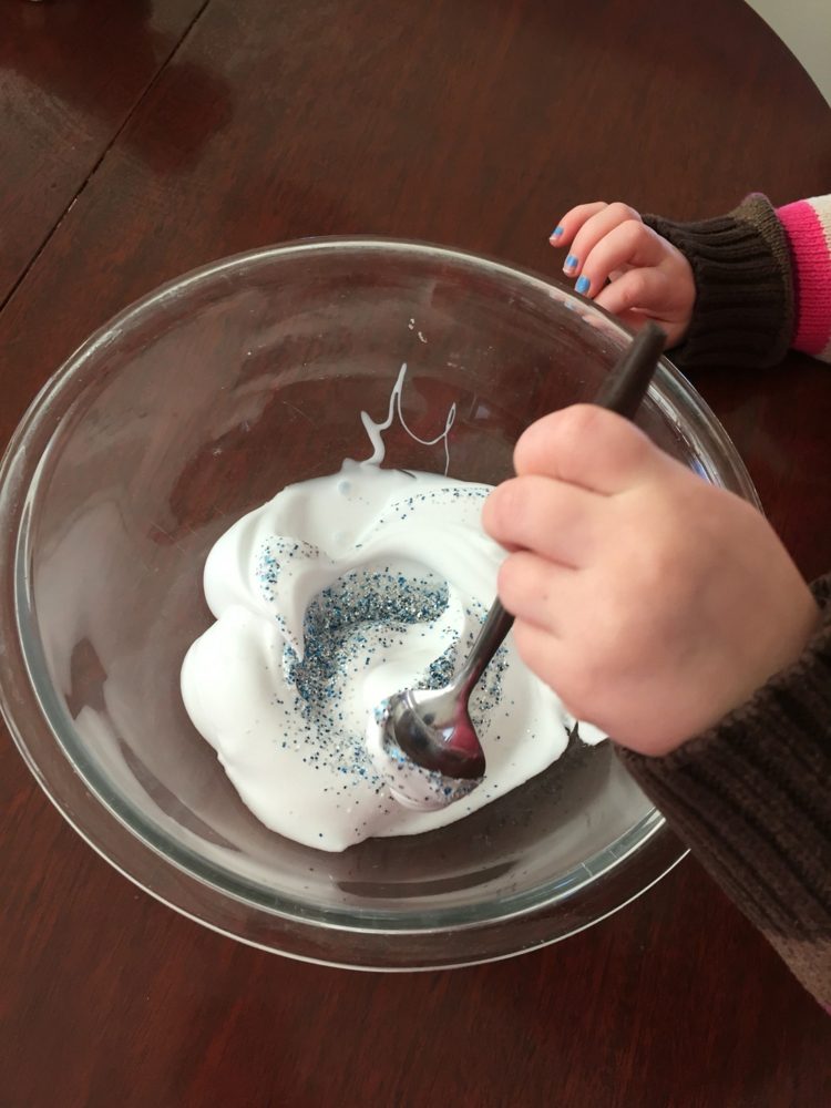 Vyrobte si sneh s 3 -ročnými deťmi na vianočné nátery na maľovanie pien na holenie