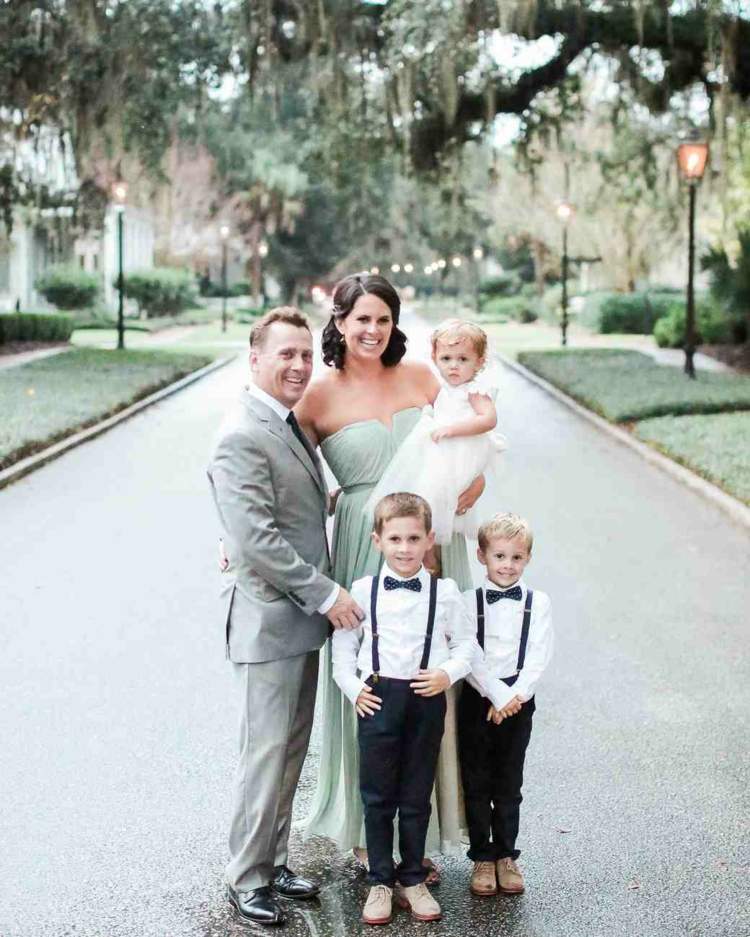 hostia rodina deti svadobná nálepka slávnostné oblečenie