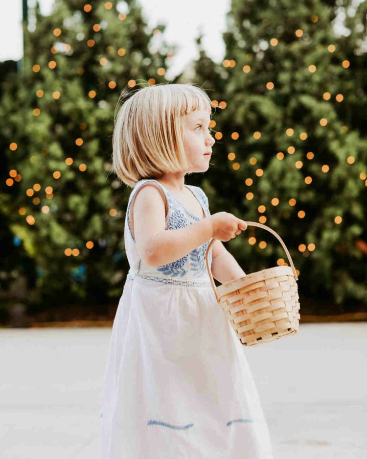 Nositeľka prsteňa kvetinárstva plánuje svadbu s deťmi