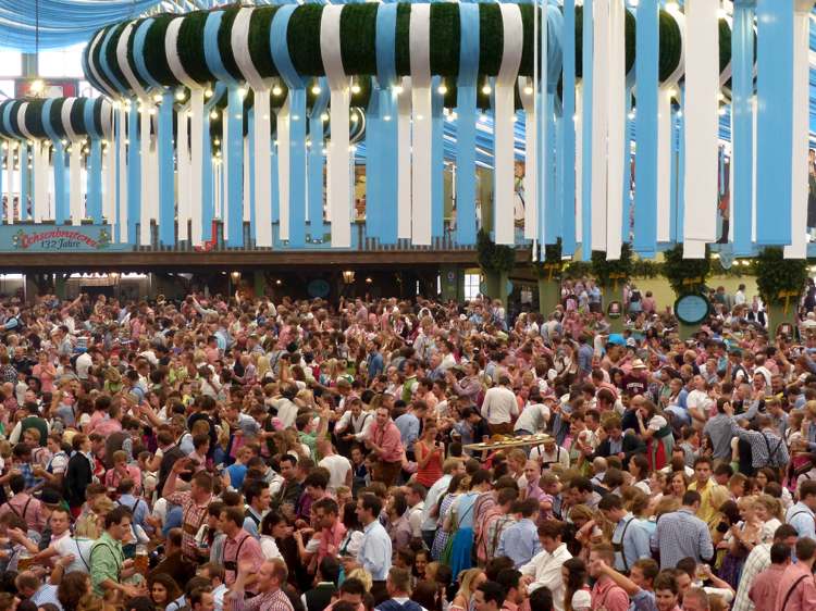 Oktoberfest-stany-pivo-kult-festival-dekoracia-modro-biela