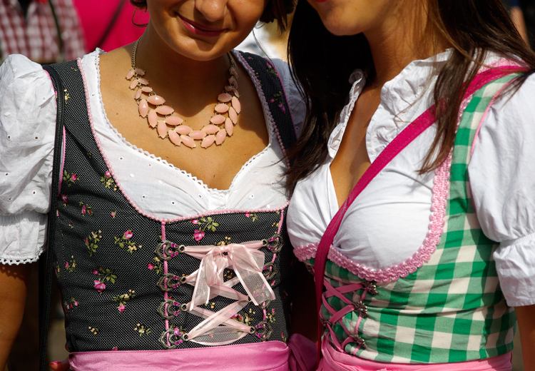 Oktoberfest-styling-dirndl-náhrdelník-účes