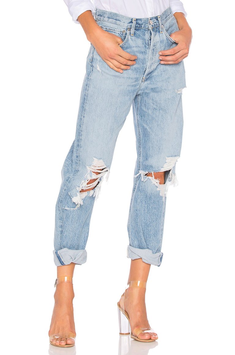 Transparentné topánky na podpätku boyfriend jeans kombinujú letné sandále