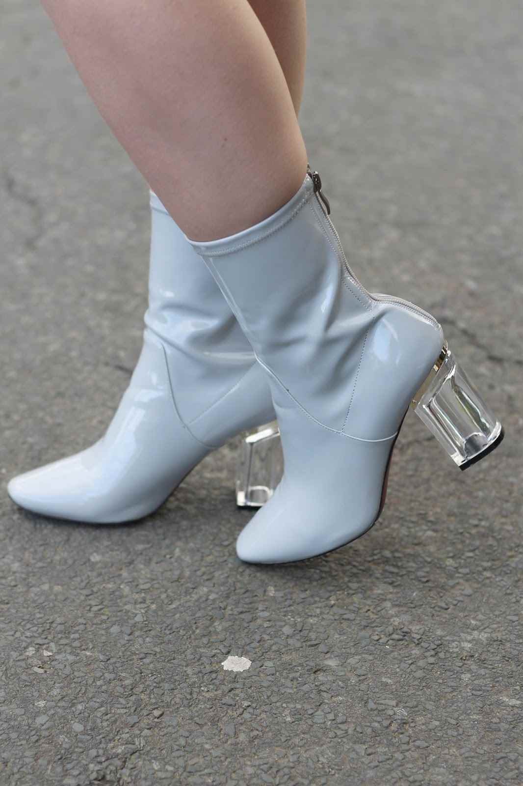 Transparentné členkové topánky na vysokom podpätku Lederllack trendy v lete 2019