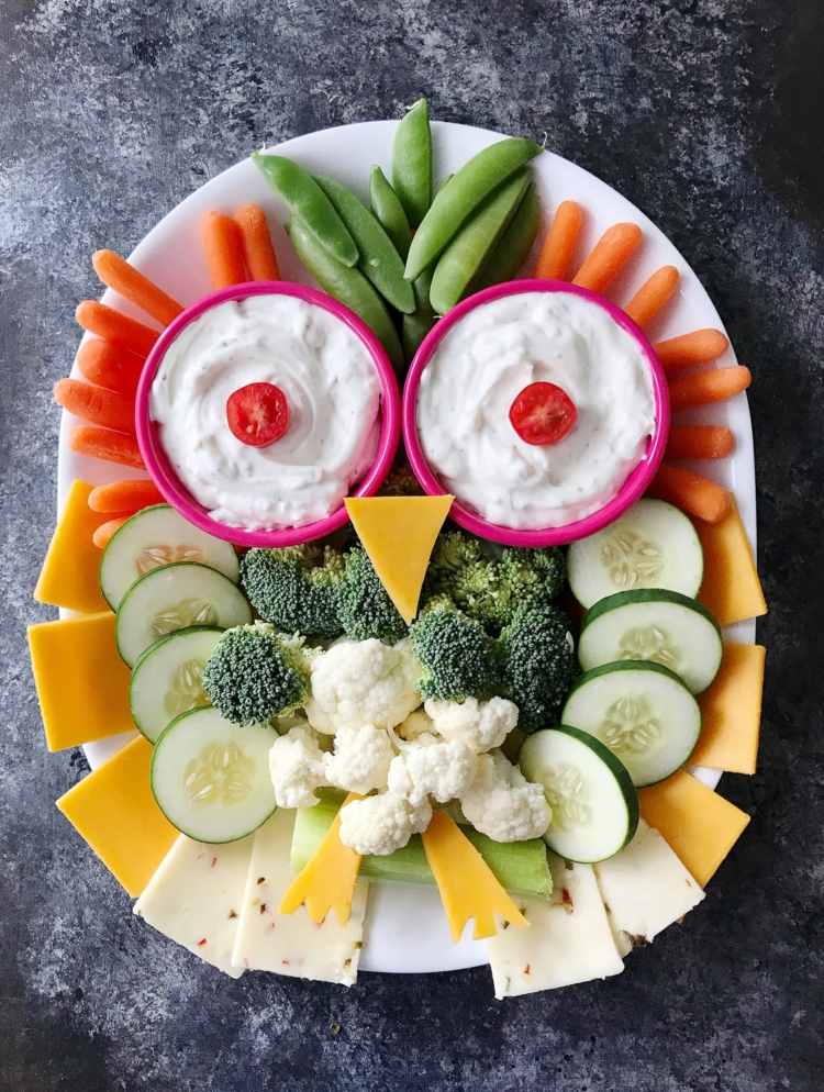 Sova s ​​dvoma miskami, brokolicou, uhorkou a syrom