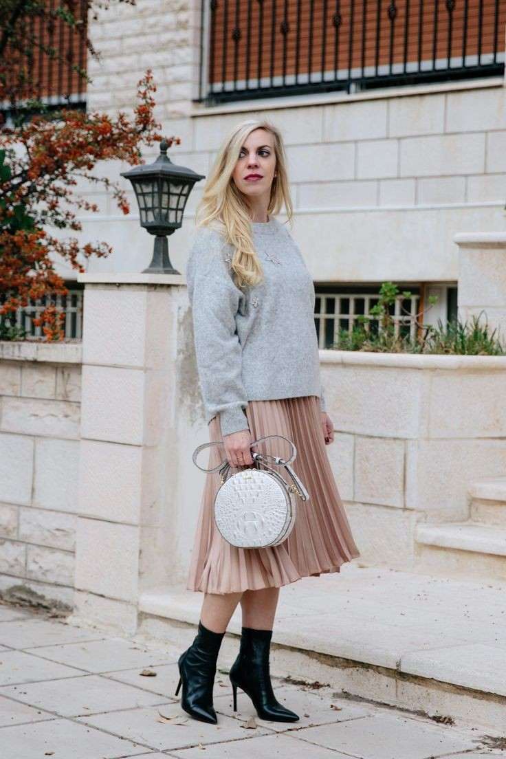 Skladaná sukňa kombinuje trendy v obuvi ponožkových topánok zimy 2020