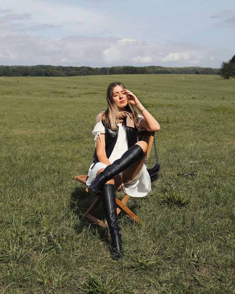 Kožené čižmy kombinujú oblečenie na ponožkové topánky na jeseň