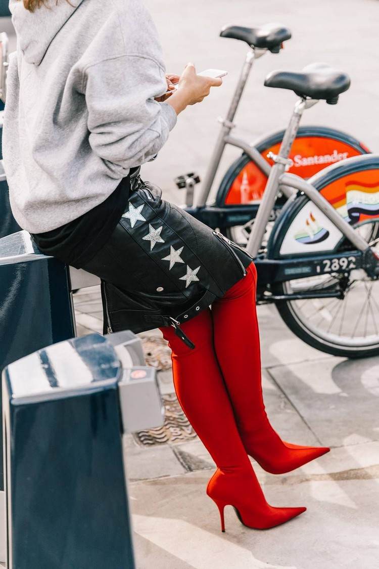 Topánky nad kolená kombinujú súpravu koženej sukne